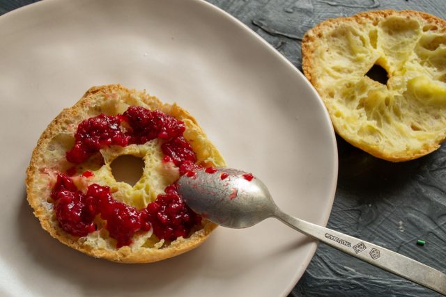 Прослойка из джема Нанесение слоя малинового джема на нижнюю часть пирожного