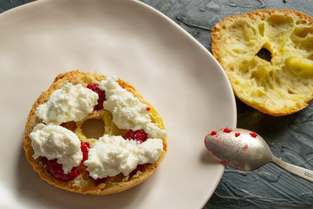 Наполнение творожным кремом Выкладывание творожного крема поверх малинового джема