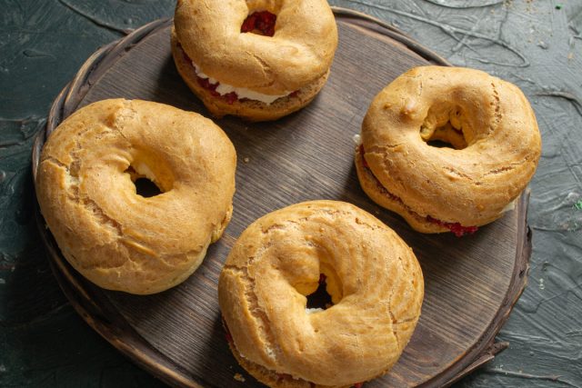 Сборка пирожного юмбрик Накрывание начинки верхней половинкой заварного теста