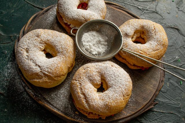 Финальный декор десерта Посыпка готовых юмбриков сахарной пудрой через сито