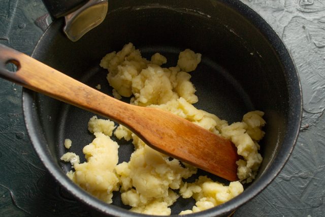 Заваривание теста Заваривание пшеничной муки в кипящей воде лопаткой