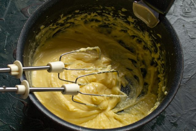 Соединение теста с яйцами Введение взбитых яиц в заварное тесто миксером