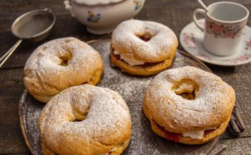 Юмбрики из заварного теста с творогом и малиновым джемом