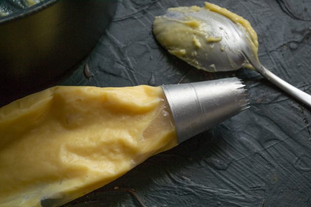 Подготовка кондитерского мешка Перекладывание готового теста в кулинарный пакет