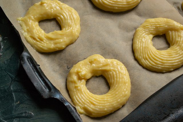 Формование заготовок-колец Отсаживание колец из заварного теста на противень