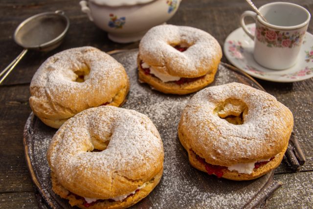 Юмбрики из заварного теста с творогом и малиновым джемом Юмбрики из заварного теста с творогом и малиновым джемом