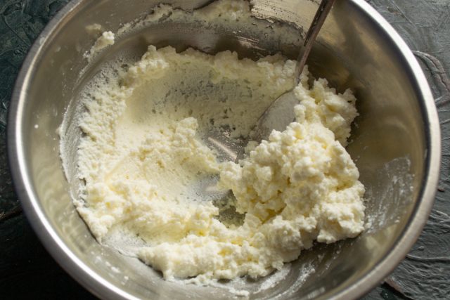 Приготовление творожного крема Смешивание мягкого творога с сахарной пудрой