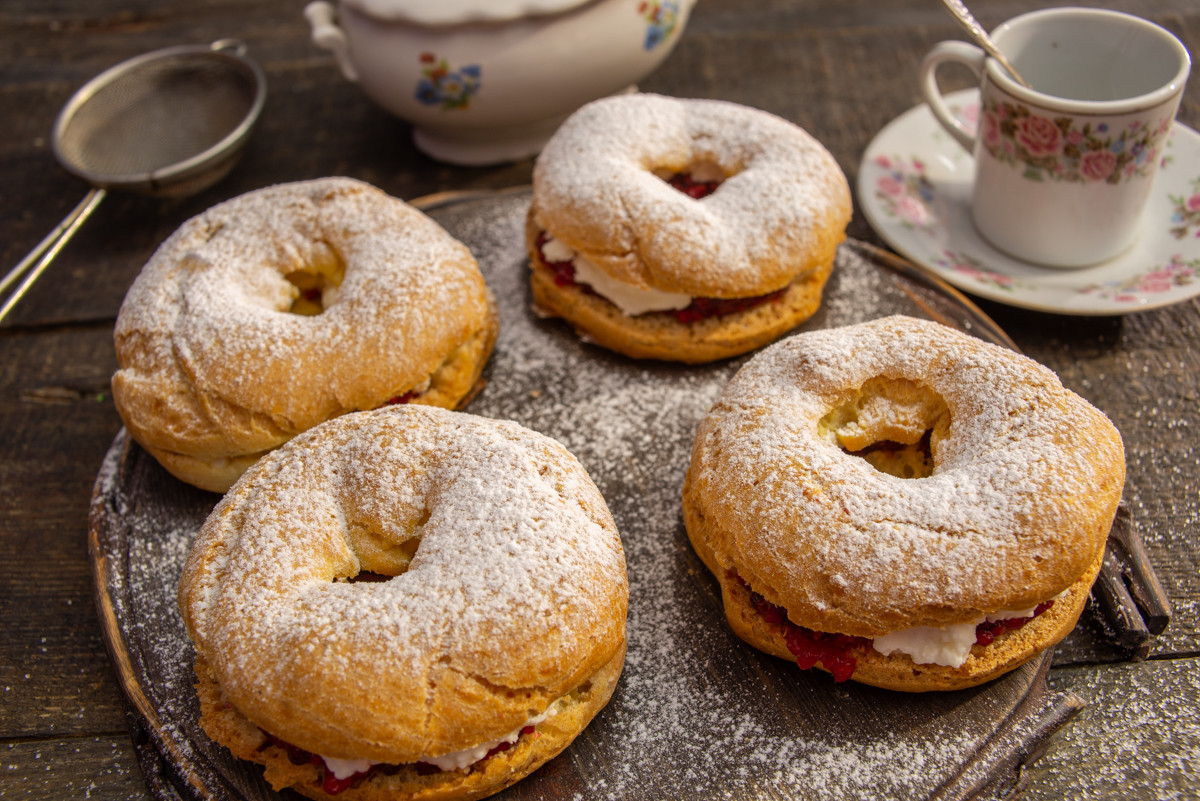 Юмбрики из заварного теста с творогом и малиновым джемом