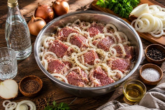 Минеральный маринад с луком — вариант для тех случаев, когда времени мало. Газированная вода помогает мясу быстрее напитаться специями, стать мягче и сохранить сочность на углях. Минеральный маринад с луком — вариант для тех случаев, когда времени мало. Газированная вода помогает мясу быстрее напитаться специями, стать мягче и сохранить сочность на углях.