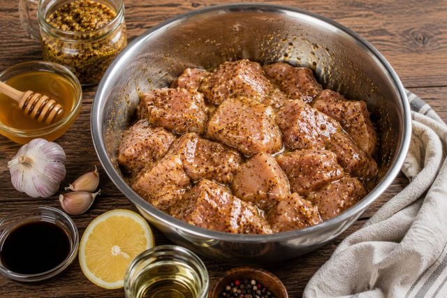 Горчично-медовый маринад даёт шашлыку аппетитную корочку, лёгкую сладость и пикантность. Особенно хорошо такой вкус раскрывается на курице, свинине и индейке, если не переборщить с мёдом. Горчично-медовый маринад даёт шашлыку аппетитную корочку, лёгкую сладость и пикантность. Особенно хорошо такой вкус раскрывается на курице, свинине и индейке, если не переборщить с мёдом.