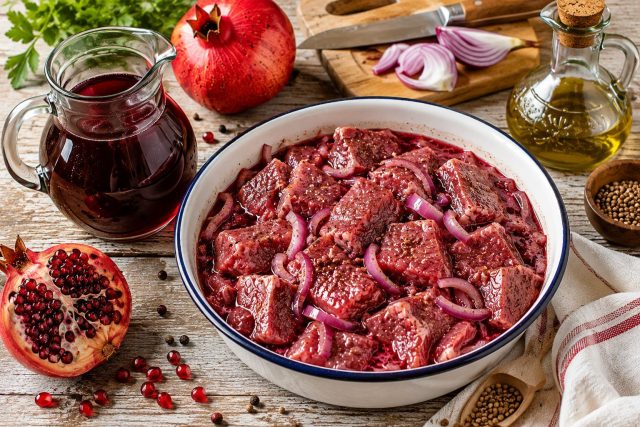 Гранатовый маринад делает шашлык более праздничным: сок даёт мясу благородную кислинку, красивый аромат и хорошо подчёркивает вкус баранины, говядины или свинины на углях. Гранатовый маринад делает шашлык более праздничным: сок даёт мясу благородную кислинку, красивый аромат и хорошо подчёркивает вкус баранины, говядины или свинины на углях.