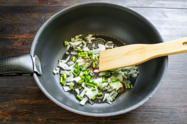 Нарезаем чесночные стрелки и репчатый лук небольшими кубиками, отправляем овощи в глубокую сковороду с маслом и обжариваем их на медленном огне до прозрачности лука. Нарезаем чесночные стрелки и репчатый лук небольшими кубиками, отправляем овощи в глубокую сковороду с маслом и обжариваем их на медленном огне до прозрачности лука.