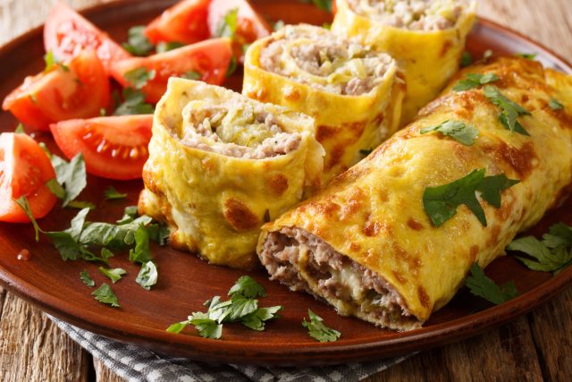 Бризоль из фарша — это тонкий мясной пласт в яичной оболочке, а не обычная котлета. Внутрь можно добавить сыр, зелень или солёный огурец и сложить блюдо пополам прямо на тарелке. Бризоль из фарша — это тонкий мясной пласт в яичной оболочке, а не обычная котлета. Внутрь можно добавить сыр, зелень или солёный огурец и сложить блюдо пополам прямо на тарелке.