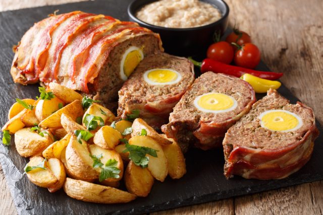 Мясной рулет с начинкой выглядит эффектно, хотя готовится из обычного фарша. Внутрь можно положить варёные яйца, грибы или сыр, а перед нарезкой дать рулету отдохнуть после духовки. Мясной рулет с начинкой выглядит эффектно, хотя готовится из обычного фарша. Внутрь можно положить варёные яйца, грибы или сыр, а перед нарезкой дать рулету отдохнуть после духовки.