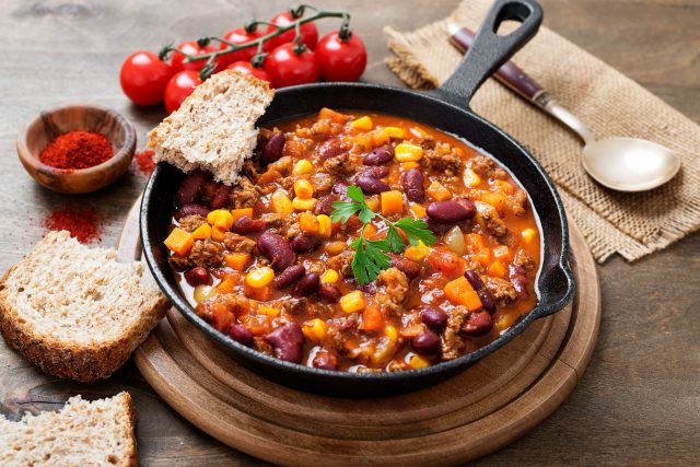 Чили из фарша с фасолью, кукурузой и томатами тушится до густого пряного рагу. Тмин, копчёная паприка и чили делают вкус ярче, а остроту легко отрегулировать под свой вкус. Чили из фарша с фасолью, кукурузой и томатами тушится до густого пряного рагу. Тмин, копчёная паприка и чили делают вкус ярче, а остроту легко отрегулировать под свой вкус.
