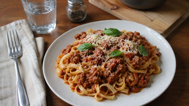 Паста с мясным томатным соусом получается сочной, если фарш не просто смешать с макаронами, а сначала хорошо обжарить и потушить с томатами, чесноком и орегано до густоты. Паста с мясным томатным соусом получается сочной, если фарш не просто смешать с макаронами, а сначала хорошо обжарить и потушить с томатами, чесноком и орегано до густоты.