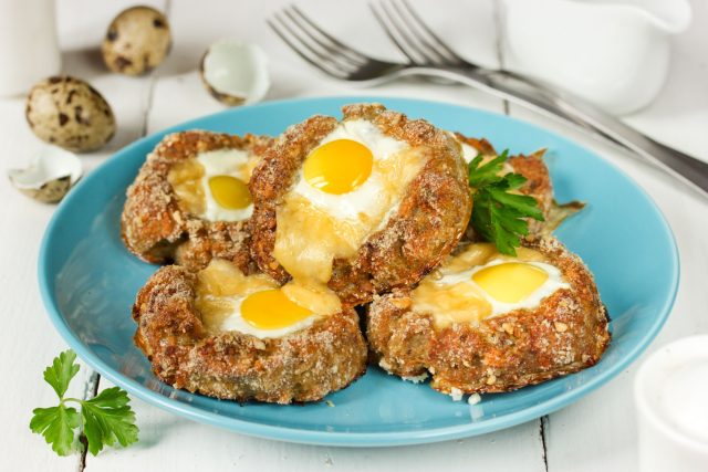 Мясные гнёзда с начинкой — простой способ сделать ужин из фарша наряднее без сложной подачи. В углубление можно положить сыр, грибы или яйцо, а затем запечь всё до румяной корочки. Мясные гнёзда с начинкой — простой способ сделать ужин из фарша наряднее без сложной подачи. В углубление можно положить сыр, грибы или яйцо, а затем запечь всё до румяной корочки.