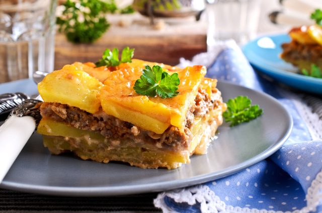 Картофельная запеканка с фаршем и сырной корочкой заменяет полноценный ужин: внутри мясной слой и картофель, сверху — румяный сыр. Сметанная заливка скрепляет слои при нарезке. Картофельная запеканка с фаршем и сырной корочкой заменяет полноценный ужин: внутри мясной слой и картофель, сверху — румяный сыр. Сметанная заливка скрепляет слои при нарезке.