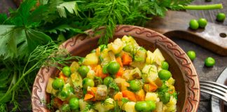 Картофельный салат с молодым горошком