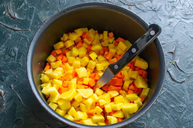 Очищенные морковь и картофель, нарезанные кубиками в сотейнике