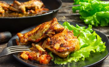 Куриные бедра жареные с луком и помидорами