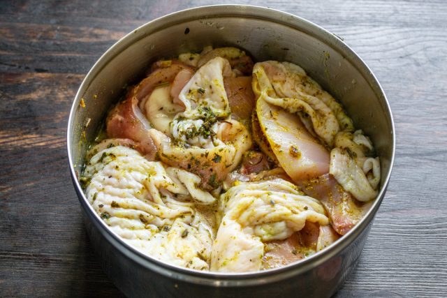 Подготовка и маринование куриных бедер Срезание мяса с кости куриного бедра ножом и маринование кусочков в масле со специями