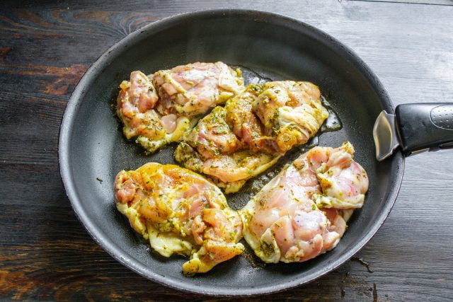 Выкладывание курицы на раскаленную сковороду Куриные бедра кожей вниз на сухой горячей сковороде с толстым дном