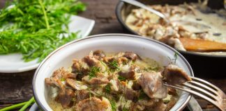Куриные желудки тушеные в сметане с луком, укропом и чесноком - Рецепты Куриные желудки тушеные в сметане с луком, укропом и чесноком