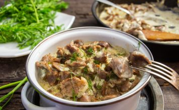 Куриные желудки тушеные в сметане с луком, укропом и чесноком Куриные желудки тушеные в сметане с луком, укропом и чесноком