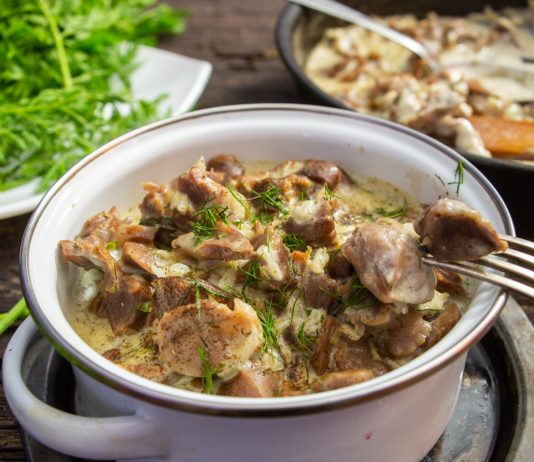 Куриные желудки тушеные в сметане с луком, укропом и чесноком