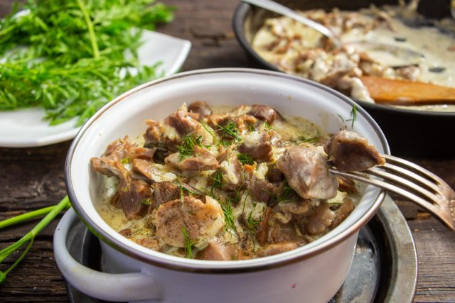 Куриные желудки тушеные в сметане с луком, укропом и чесноком