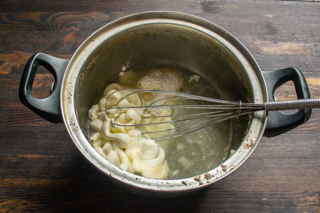 Смешивание сметаны, муки и мясного бульона в отдельной миске
