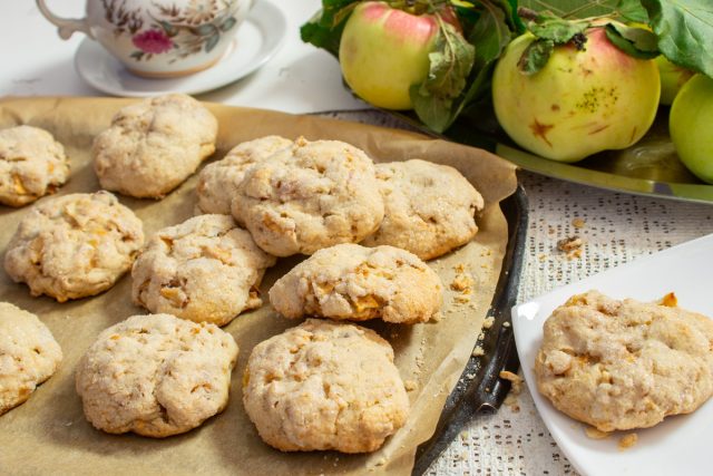 Мягкое яблочное печенье с финиками