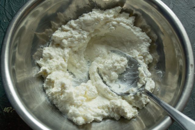 Основа из творожного сыра Сливочный творожный сыр в глубокой миске для закуски