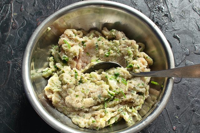 Измельченный куриный фарш с орехами и зеленью