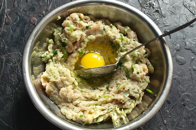 Куриный фарш с добавленным сырым яйцом