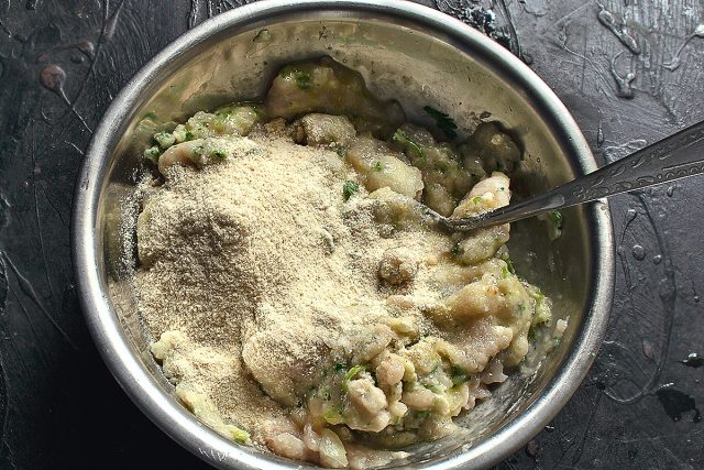 Панировочные сухари на поверхности фарша