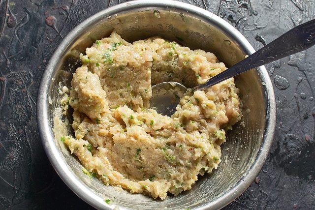 Процесс перемешивания куриного фарша