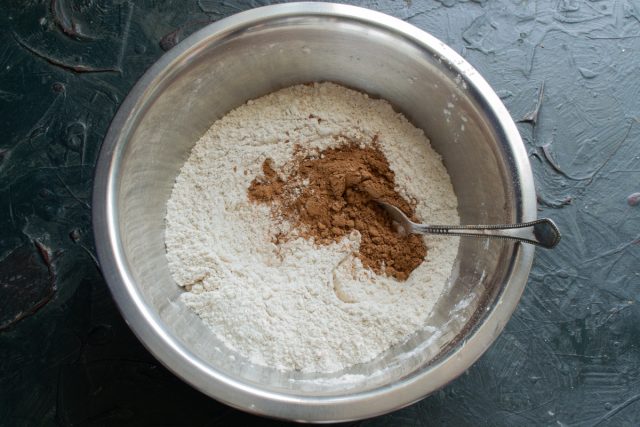 Добавление какао-порошка и молотой корицы к мучной смеси