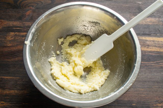 Растирание масла с сахаром до светлого цвета