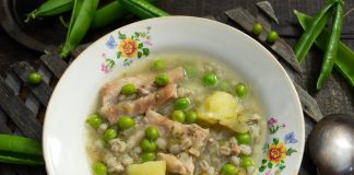 Суп с ребрышками и горошком