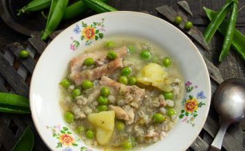 Суп с ребрышками и горошком