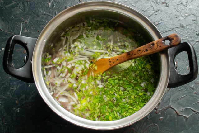 Вода заливается в кастрюлю к мясу и овощам