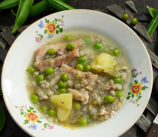 Суп с ребрышками и горошком