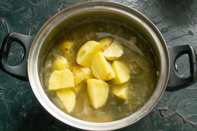 Нарезанный молодой картофель в миске