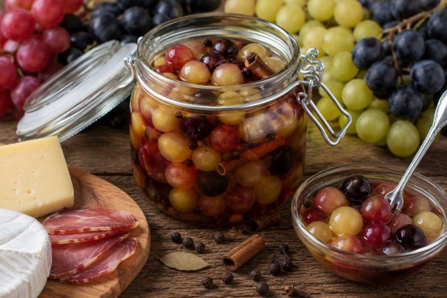 Маринованный виноград к мясу и сыру