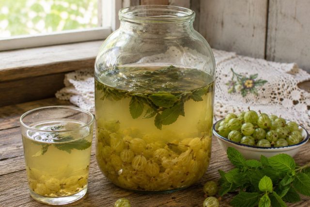Компот из крыжовника с мятой