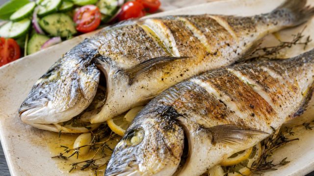 Дорадо целиком с лимоном и травами Дорадо целиком с лимоном и травами