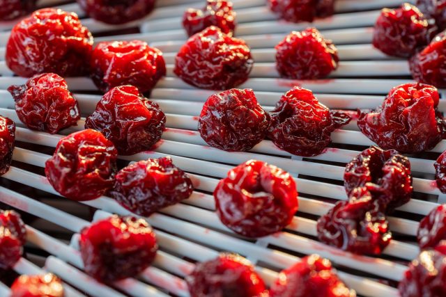 Невероятно ароматная вишня без косточек. Надежно сохранит вкус теплого лета для вашего чая, творога или домашних мюсли.