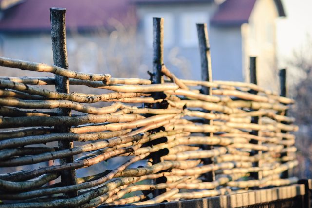 Гибкие прутья и толстые ветки подходят для плетней, декоративных ограждений, крючков, подставок и других простых вещей, которые делают сад живее, уютнее и естественнее без покупного декора. Гибкие прутья и толстые ветки подходят для плетней, декоративных ограждений, крючков, подставок и других простых вещей, которые делают сад живее, уютнее и естественнее без покупного декора.